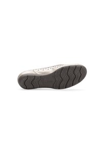 Jasnoszare skórzane buty z perforowanym wzorem na górze. Gumowa podeszwa z textured tread dla lepszej przyczepności. Minimalne oznakowanie widoczne na podeszwie.