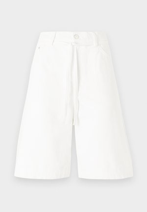Culottes en denim blanc avec taille mi-haute, détail de noeud à l'avant et jambes larges. Un design simple sans motifs ni embellissements visibles.