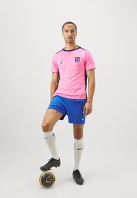 Nike Performance ATLETICO MADRID NIKE DF ACADEMY SHORT SLEEVES TOP K THIRD PRE-MATCH - Equipación de clubes - pink glow/blue void