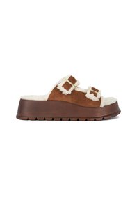 Bruine suede slip-on sandaal met een voering van schapenvacht, twee verstelbare gespen en een gestructureerde buitenzool voor grip. Het platformontwerp verhoogt het comfort.