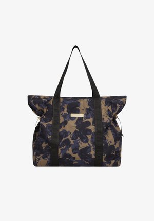 Gran bolsa tote en un patrón floral azul oscuro sobre un fondo beige, con correas negras con logotipo, textura suave y un diseño espacioso.