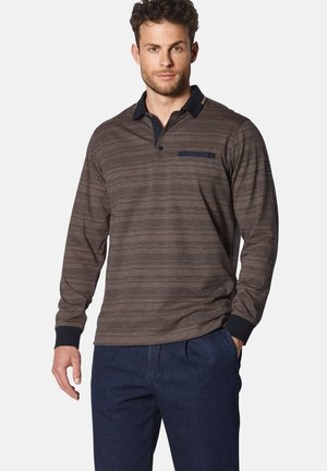 Langarm-Polohemd im braun-blauen Streifenmuster, mit einem blauen Kragen, Knopfleiste und einer aufgesetzten Tasche.
