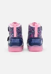 Høye sneakers med marineblå materiale, rosa detaljer og spruttrykk. Har to borrelåsremmer og vannavvisende design.