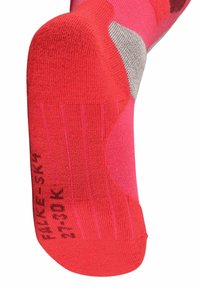 Calzino lavorato a maglia rosa e rosso con tallone rinforzato, caratterizzato da accenti grigi e linee di aderenza, etichettato con dettagli sulla taglia e sul marchio sulla suola.