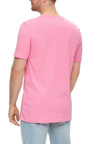 Roze T-shirt met korte mouwen, gemaakt van katoen, met een ronde hals en een rechte snit. De achterkant heeft een gladde textuur zonder zichtbare patronen.