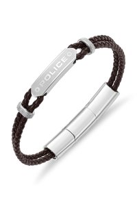 Bracciale in pelle intrecciata marrone con piatto in metallo tono argento inciso con la scritta "POLICE", accentuato da hardware argento texturizzato.