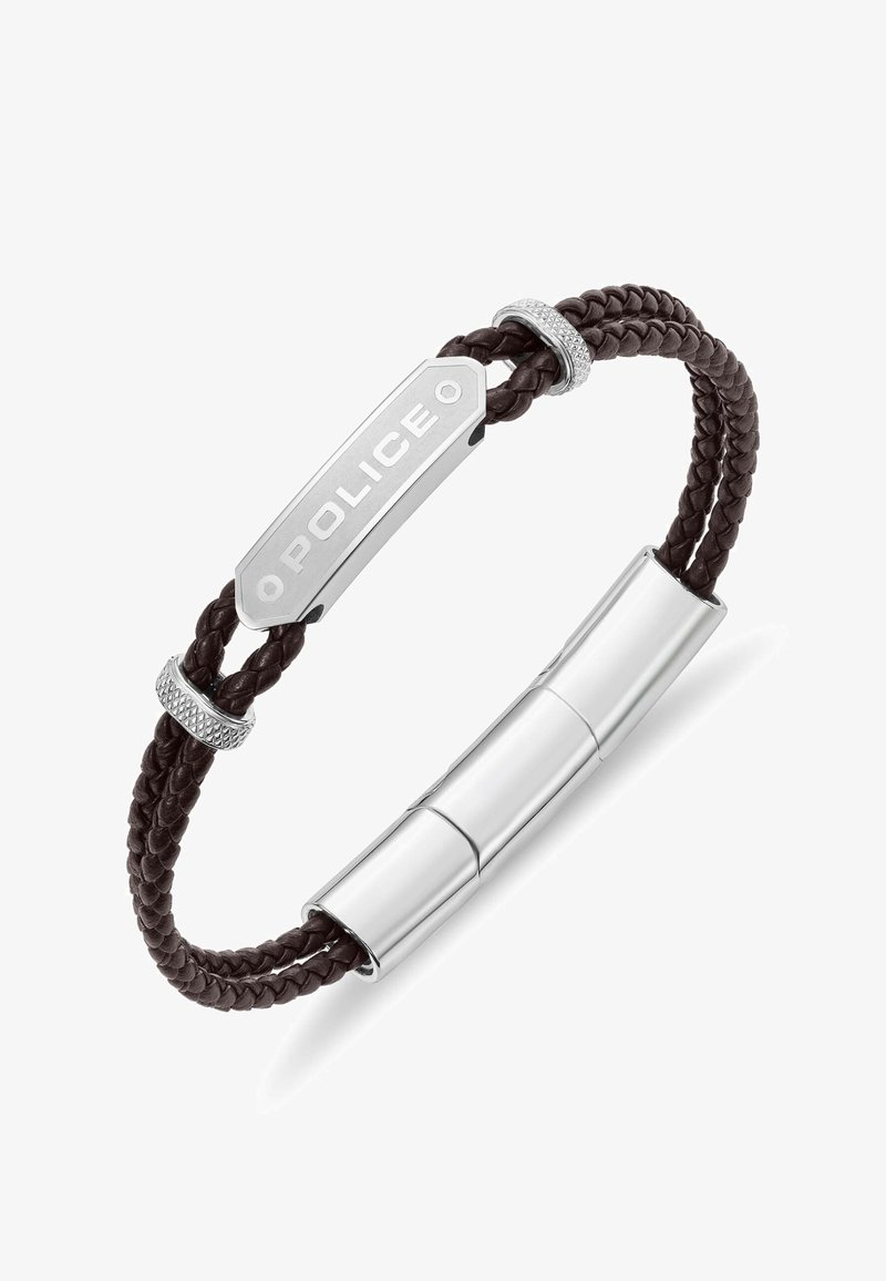 Bracciale in pelle intrecciata marrone con piatto in metallo tono argento inciso con la scritta "POLICE", accentuato da hardware argento texturizzato.
