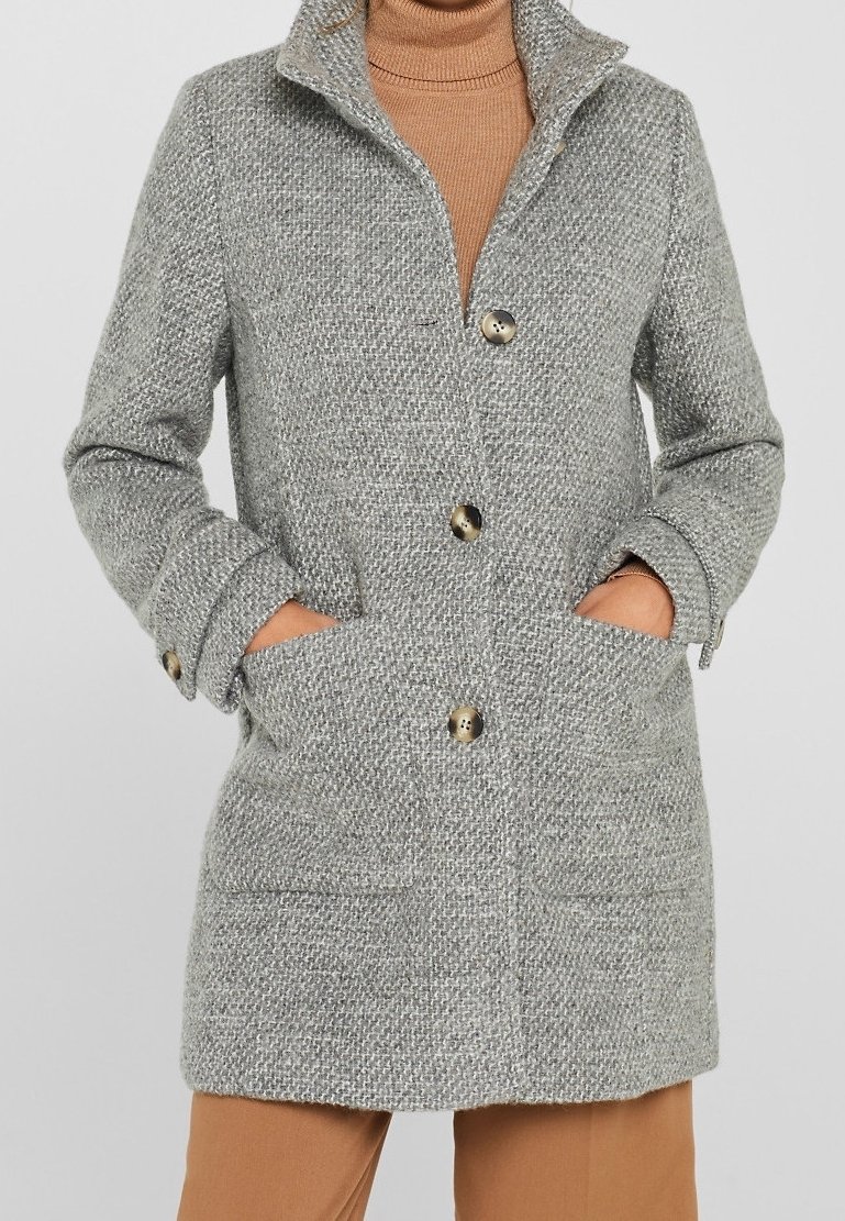 Manteau tissé gris avec un col, deux poches avant et des boutons dorés. Présente un tissu texturé et une coupe ajustée.