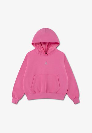 Jaskraworóżowa bluza z kapturem, przednią kieszenią typu kangur i małym srebrnym logo Jumpman na środku klatki piersiowej, ułożona płasko na białym tle.