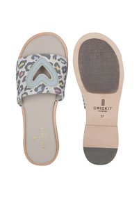 Infradito con una fascia in stampa leopardata grigia, con un'intaglio a forma di cuore blu chiaro, suola beige con fondo testurizzato e logo dorato.