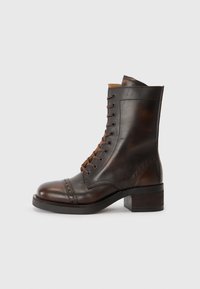Bottines en cuir marron avec un bout arrondi, un laçage à l'avant, des détails brogue et un talon empilé. Texture lisse avec un intérieur contrastant en cuir beige.