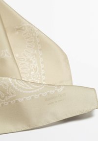 Sciarpa in satin beige con motivi floreali bianchi e una consistenza liscia. Presenta il nome del marchio "Massimo Dutti" e "Made in Italy" in rilievo.