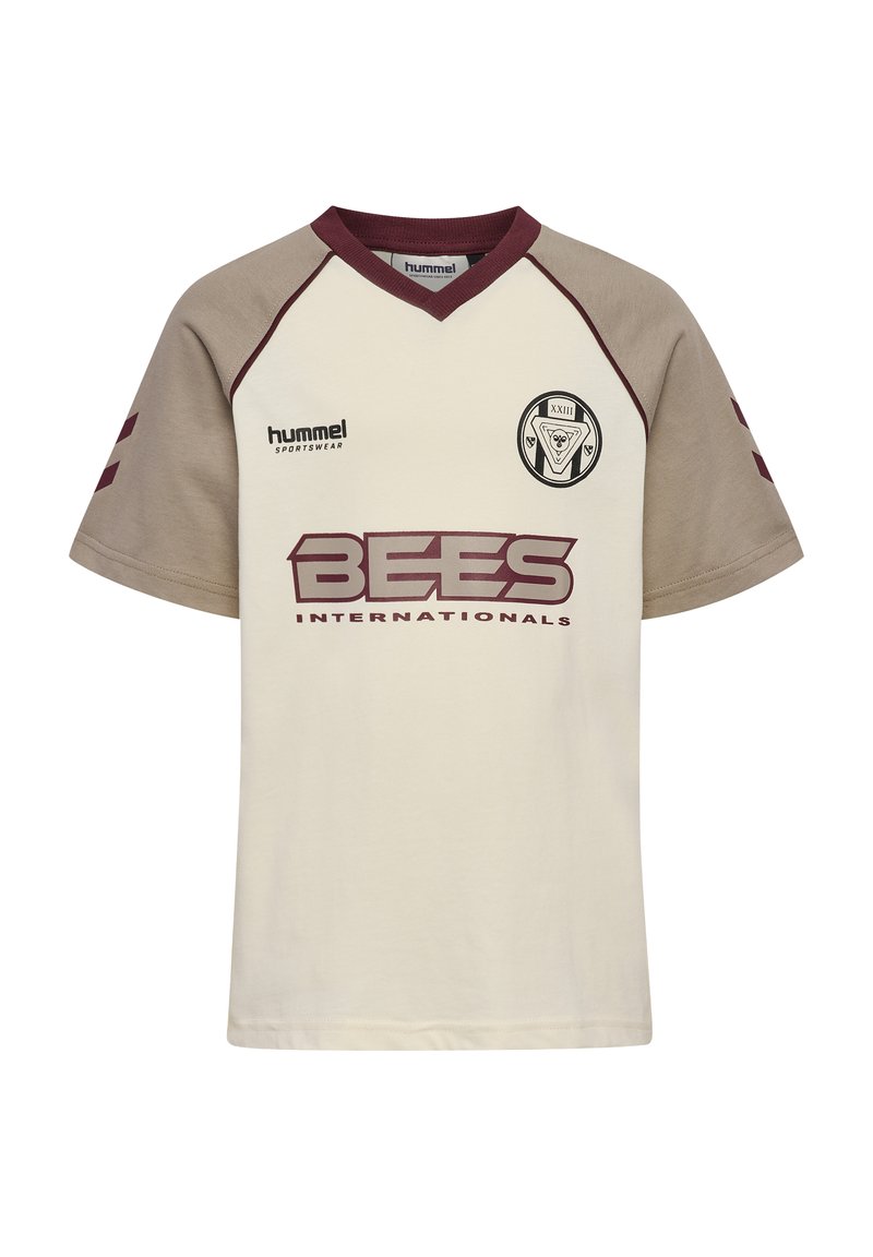 Crème en beige korte mouwen voetbalshirt met kastanjebruine accenten, voorzien van een ronde halslijn, logo op de borst en vetgedrukte tekst "BEES INTERNATIONALS".
