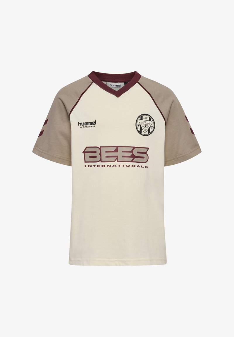 Cremefarbendes und beige Kurzarm-Fußballtrikot mit kastanienbraunen Akzenten, featuring einem runden Halsausschnitt, Logo auf der Brust und fettem Text "BEES INTERNATIONALS".