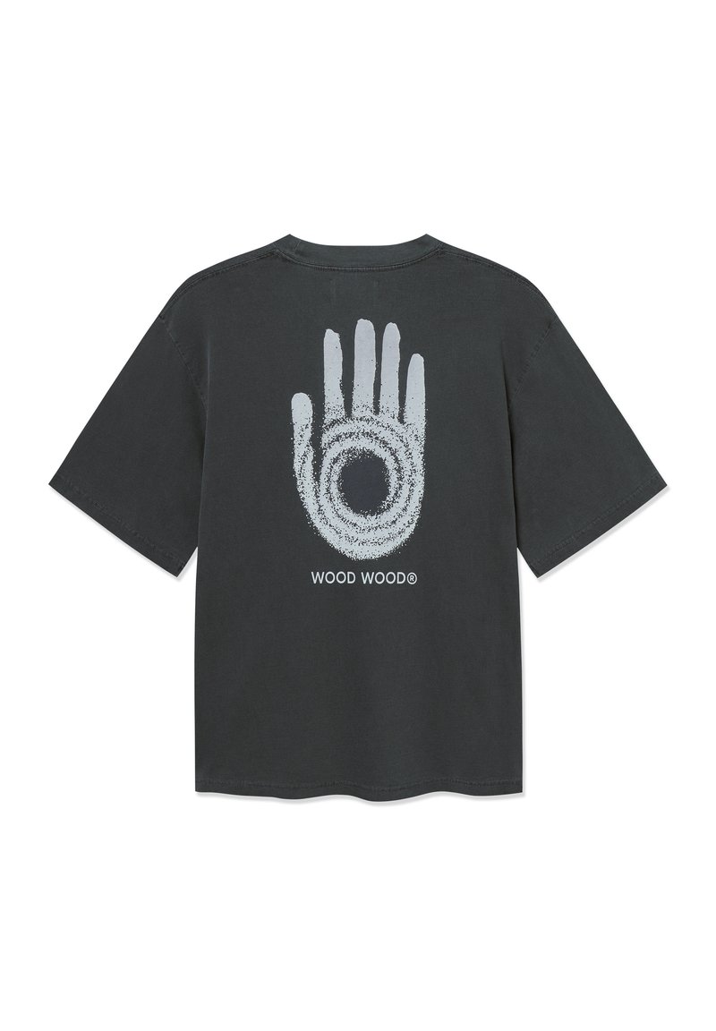 T-shirt en coton noir à manches courtes. Présente un grand motif de main blanche et un design circulaire au dos, avec le logo "WOOD WOOD" en dessous.