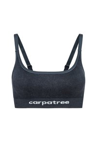 Tumši pelēks sporta krūšturis ar noapaļotu kakla izgriezumu, regulējamām siksnām un baltu logotipa joslu apakšā. Mīksta, teksturēta auduma.