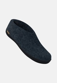 Pantofole in feltro grigio scuro con punta arrotondata, design basso e suola flessibile in gomma nera. Presenta un piccolo etichetta del brand sul lato.