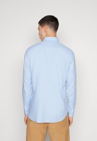 Tommy Hilfiger FLEX DOBBY - Button down-skjorte - cloudy blue