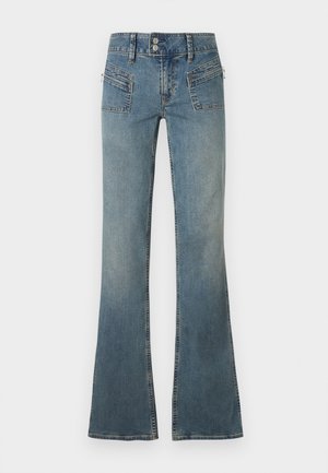 Blaue High-Waist-Denim-Jeans mit doppeltem Knopfverschluss, Frontreißverschluss, Reißverschlusstaschen und ausgestellten Beinen vor einfarbigem Hintergrund.