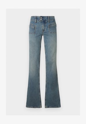 Blaue High-Waist-Denim-Jeans mit doppeltem Knopfverschluss, Frontreißverschluss, Reißverschlusstaschen und ausgestellten Beinen vor einfarbigem Hintergrund.