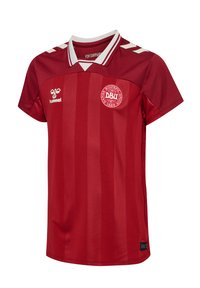 Röd fotbollströja med vit krage och randigt mönster. Logotyp på bröstet med varumärke. Kortsleeve och lättviktigt tyg.