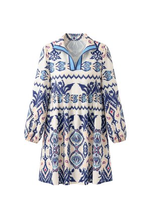 Sukienka z długim rękawem, do kolan, z niebieskimi i czerwonymi abstrakcyjnymi wzorami kwiatowymi i geometrycznymi na białej tkaninie, z dekoltem w serek wykończonym jasnoniebieską lamówką.