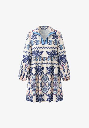 Pitkähihainen polvipituinen mekko, jossa sinisiä ja punaisia abstrakteja kukka- ja geometrisia kuvioita valkoisella kankaalla, V-mallinen pääntie vaaleansinerein somistein.