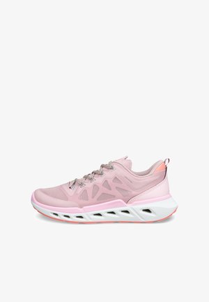 Svetloružová športová teniska s priedušným horným dielom z sieťoviny, sivými šnúrkami, polstrovaným golierom a bielou podrážkou s vetraným dizajnom a koralovými akcentmi.