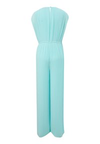 Jasnoniebieski, plisowany kombinezon o luźnym kroju, z szerokimi nogawkami i wycięciem na plecach. Posiada ściągnięty w talii pas, co nadaje mu zdefiniowaną sylwetkę.