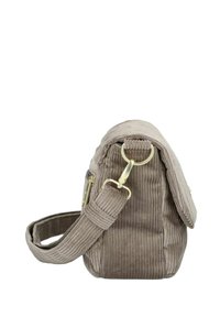 Borsa a tracolla in velluto a coste marrone con chiusura a pattina, hardware dorato e tracolla regolabile. Superficie tessurizzata e forma compatta.