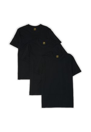 Drei schlichte schwarze T-Shirts mit kurzen Ärmeln in verschiedenen Größen, übereinander gestapelt auf weißem Hintergrund.