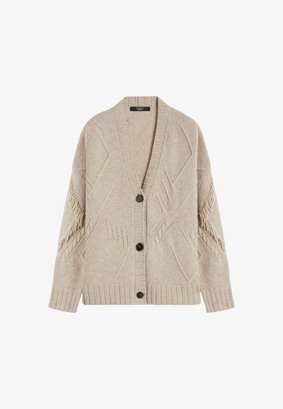 Beige Strickjacke mit V-Ausschnitt, ausgestattet mit einem strukturierten Muster, langen Ärmeln und dunklen Knöpfen. Gerippte Bündchen und Saum.
