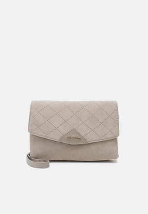 Pochette en daim gris clair avec rabat matelassé en forme de diamant et petite bandoulière pour poignet, marquée "ANNA FIELD" sur le rabat.