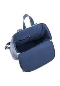 Blå läderryggsäck med dragkedja, som har ett rymligt inre och en liten dragkedjeficka för organisation. Slät struktur och hållbara handtag.