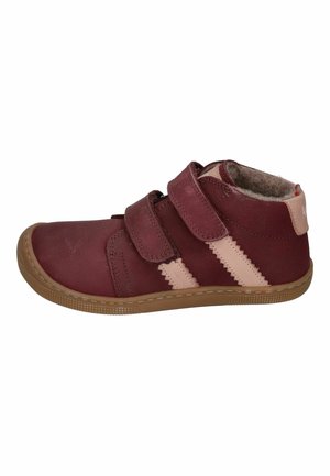 Kinder-Sneaker in Dunkelrot mit zwei rosa Klettverschlüssen und brauner Gummisohle, mit weichem Innenfutter.