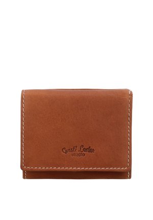 Cartera de piel marrón con costuras blancas y logotipo en relieve "Guuti Leder studio" en la solapa frontal, cerrada y de forma rectangular.