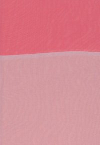 Tissu bicolore avec une division horizontale ondulée, la partie supérieure en corail rose et la partie inférieure en rose pâle.