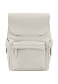 Světlý šedý batoh vyrobený z hladké umělé kůže, se širokým klopovým víkem, přední kapsou a postranními kapsami pro další úložný prostor.