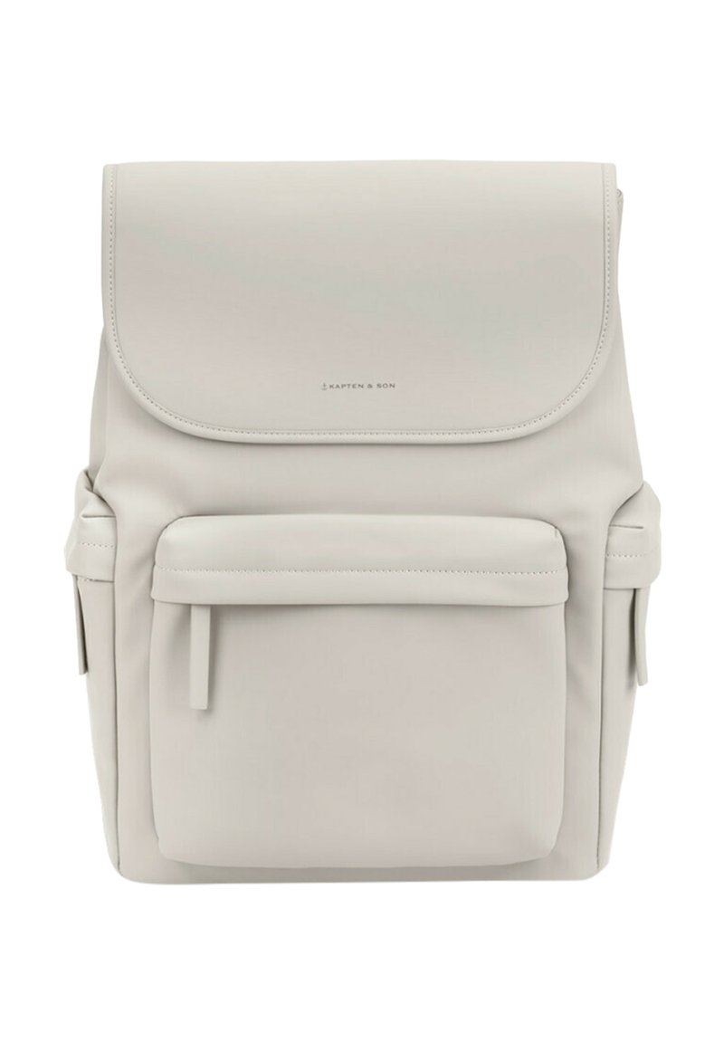 Světlý šedý batoh vyrobený z hladké umělé kůže, se širokým klopovým víkem, přední kapsou a postranními kapsami pro další úložný prostor.