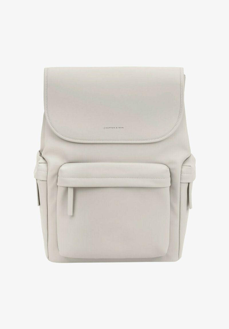 Světlý šedý batoh vyrobený z hladké umělé kůže, se širokým klopovým víkem, přední kapsou a postranními kapsami pro další úložný prostor.