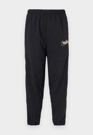 Μαύρο αθλητικό παντελόνι από ελαφρύ υλικό. Διαθέτει ελαστική μέση και τελειώματα με μανσέτες. Χρυσό λογότυπο στο μηρό.