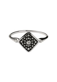 Anillo en forma de diamante con una base negra, adornado con piedras blancas y negras; banda de plata pulida con curvas suaves.