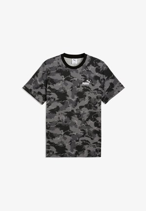 T-shirt Puma pour homme à manches courtes et col rond, avec un motif camouflage noir, gris et gris foncé, et logo Puma blanc sur la poitrine.