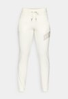 ARCHED DISTRESSED RHINESTONE LOGO RELAXED FIT JOGGER WITH POCKETS - Treniņtērpa apakšdaļas - eggnog/pebble