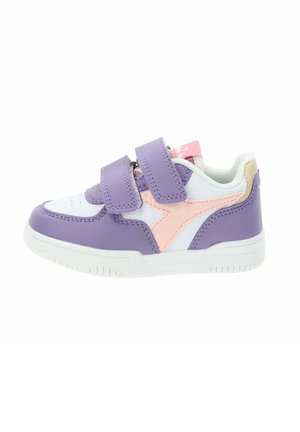 Scarpa sportiva viola e bianca con due cinturini in velcro, dettagli rosa e suola in gomma testurizzata. Presenta una tomaia in materiale sintetico liscio.