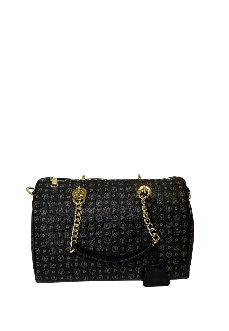 Borsa cilindrica nera con motivo ripetuto della lettera "P", manici a catena dorati, chiusura con zip superiore e etichetta in pelle nera attaccata.