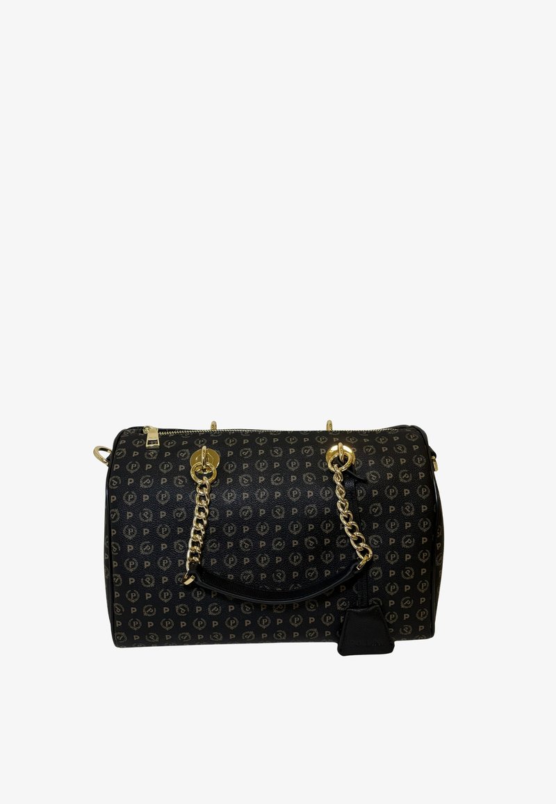 Borsa cilindrica nera con motivo ripetuto della lettera "P", manici a catena dorati, chiusura con zip superiore e etichetta in pelle nera attaccata.