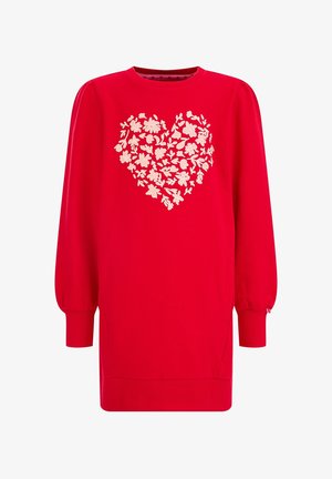 Robe rouge à manches longues avec des poignets bouffants, ornée d'un grand cœur composé de motifs floraux blancs sur la poitrine.