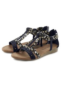 Marineblauwe sandalen met stoffen banden met bloemenpatroon, geperforeerde accenten en een comfortabele tan voetbed. Lage hak voor extra comfort.