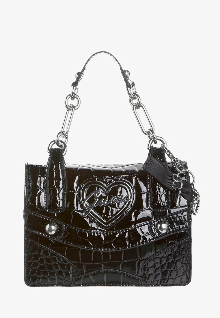 Sort blanklæder håndtaske med krokodillemønster, sølv kædehåndtag, hjerteformet Guess-logo og dekorativ sort satinbue.